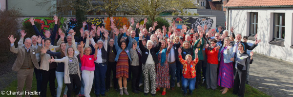 Gruppenbild der Teilnehmenden der Frühjahrssynode 2026 im Freien