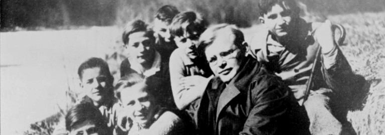 Bonhoeffer mit Gruppe von Konfirmanden am Boden sitzend am 21. März 1932 in Friedrichsbrunn