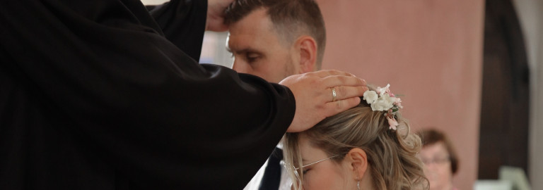 Paar bei der Segnung während der Aktion einfach heiraten