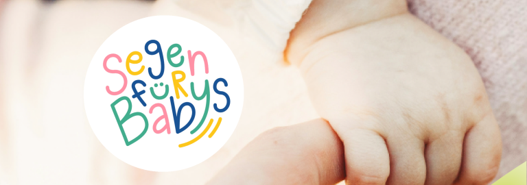 Babyhand hält Finger von Erwachsenen umschlossen