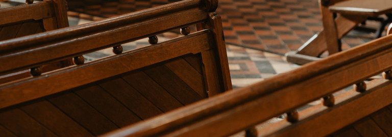Kirchenbänke im Detail