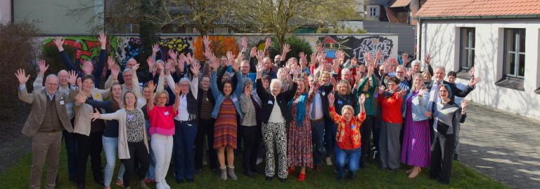Gruppenbild der Teilnehmenden der Frühjahrssynode 2026 im Freien