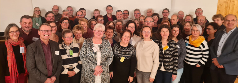 Gruppenbild der circa 50 Synodal*innen am Abend der Herbstsynode.