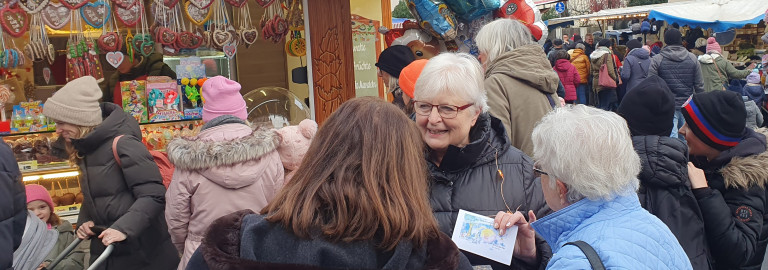 Blick auf Trubel rund um Buden auf dem Weihnachtsmarkt Neustadt