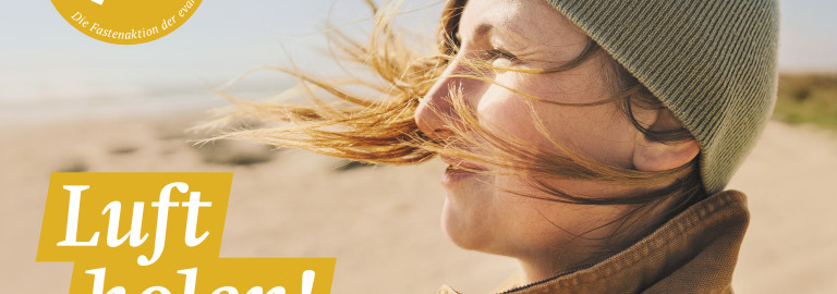 Frau im Wind am Strand