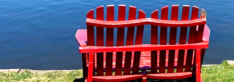Rote Bank vor blauem See