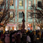 Der Rathausplatz ist mit Teilnehmenden der Demo gefüllt.