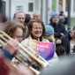 Frau steht in Demo mit Schild "nie wieder ist jetzt"