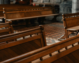Kirchenbänke im Detail