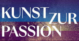 Schriftzug Kunst zur Passion in weißen Großbuchstaben auf blau-gelb-lila Hintergrund