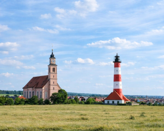 Stadtkirche Neustadt mit Leuchtturm daneben