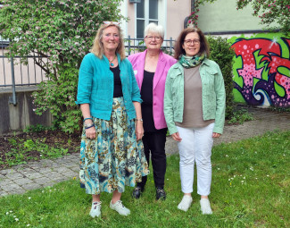 Präsidium der Dekanatssynode: Daniela Seren, Dekanin Ursula Brecht und Hiltraud Weghorn.