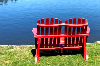 Rote Bank vor blauem See