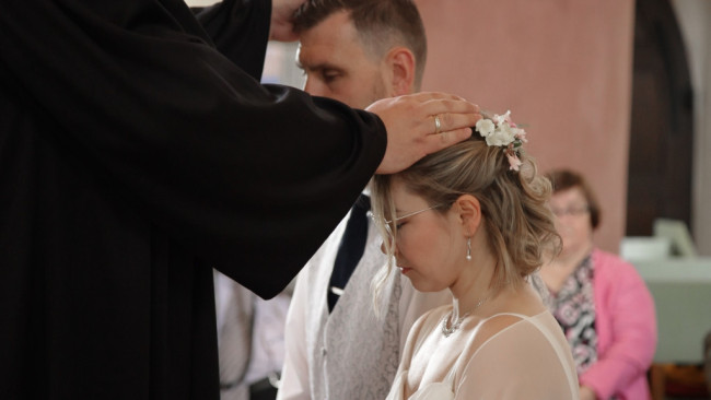 Pfarrer segnet die Paare bei der Trauung.
