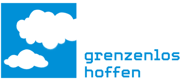 Weiße Wolken auf blauem Hintergrund mit Schriftzug grenzenlos hoffen 