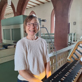 Katharina Pohl vor der Orgel in der Stadtkirche Neustadt Aisch 