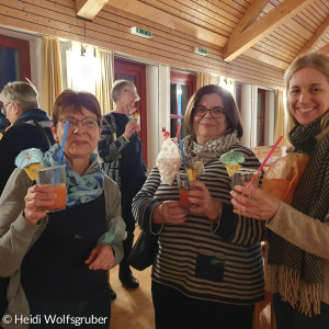 Frauen mit Cocktailgläsern in der Hand