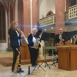 Vier Saxophonisten in der Kirche