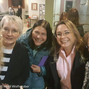 fünf Frauen, die sich freuen