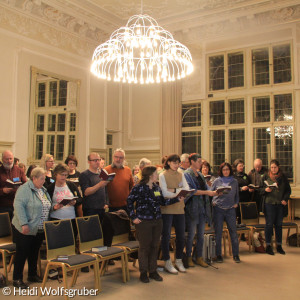 Menschen, die gemeinsam singen