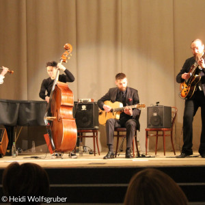 Vier Musiker*innen der Band Inwingtief auf der Bühne