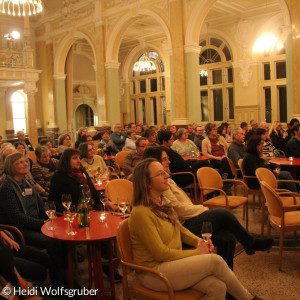 Menschen lauschen einem Konzert