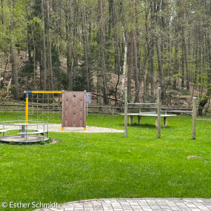 Spielplatz mit verschiedenen Spielgeräten