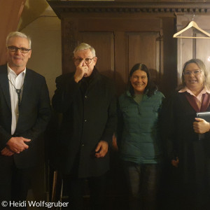 vier Personen in Sakristei von Kirche